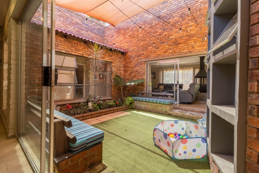 4 Bedroom Property for Sale in Rooihuiskraal Gauteng