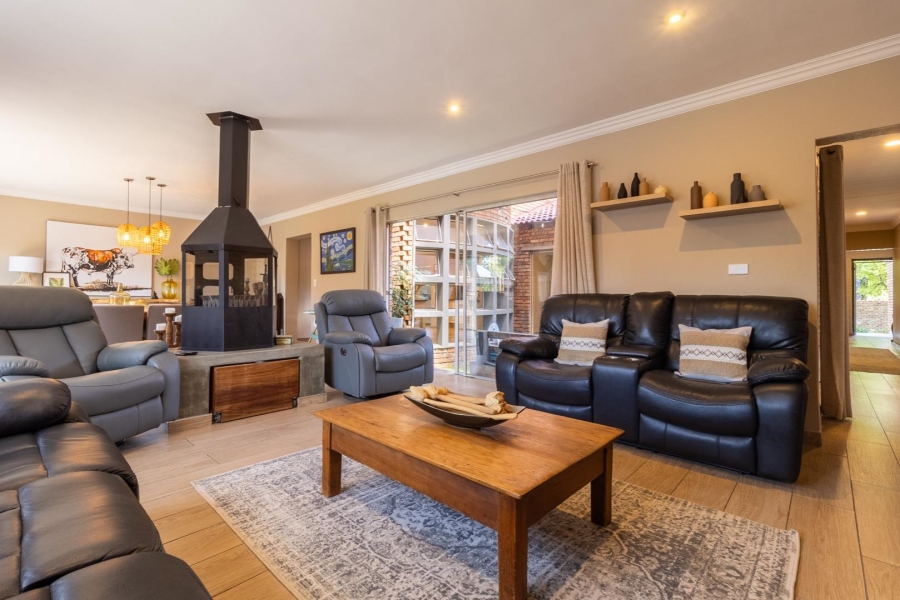 4 Bedroom Property for Sale in Rooihuiskraal Gauteng