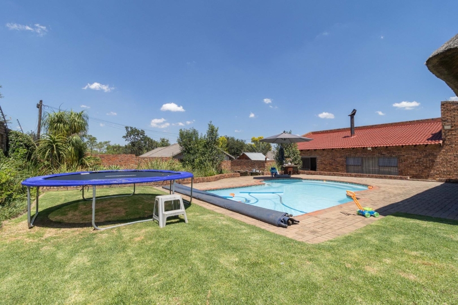 4 Bedroom Property for Sale in Rooihuiskraal Gauteng