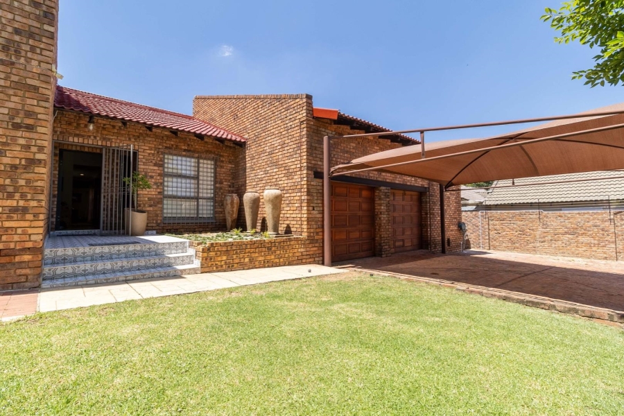 4 Bedroom Property for Sale in Rooihuiskraal Gauteng