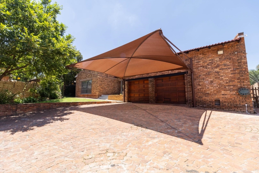 4 Bedroom Property for Sale in Rooihuiskraal Gauteng