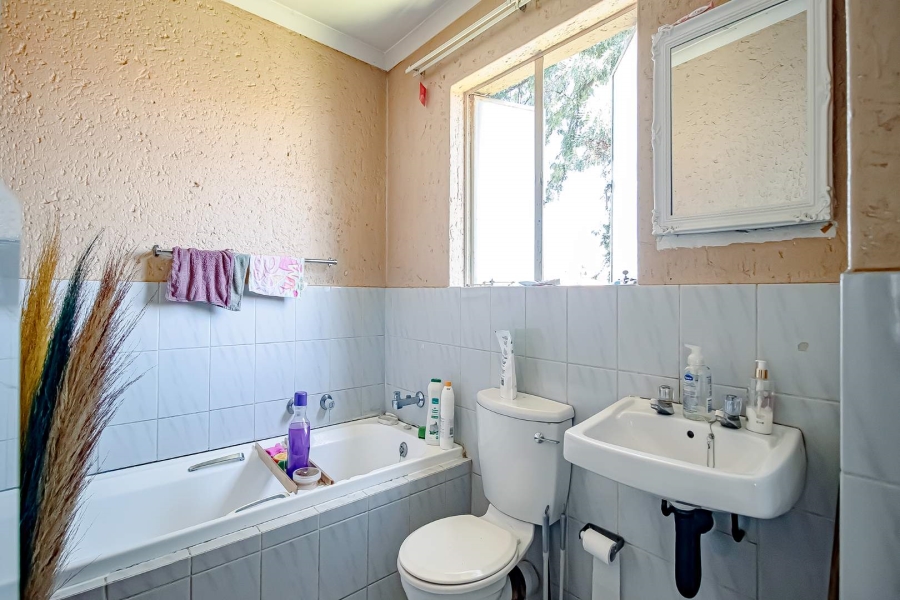 1 Bedroom Property for Sale in Die Hoewes Gauteng