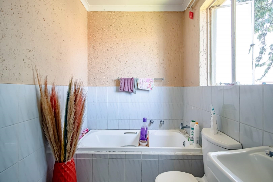 1 Bedroom Property for Sale in Die Hoewes Gauteng