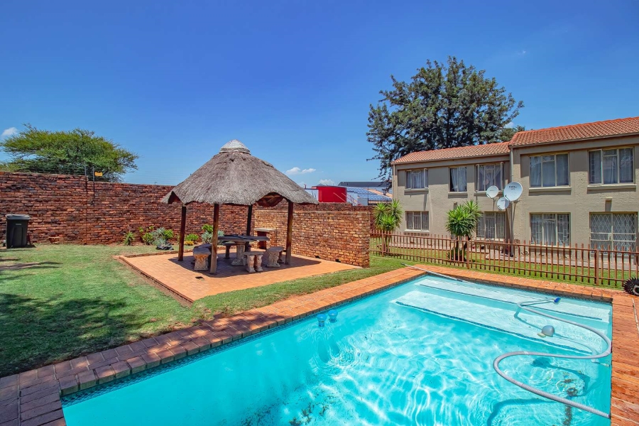 1 Bedroom Property for Sale in Die Hoewes Gauteng