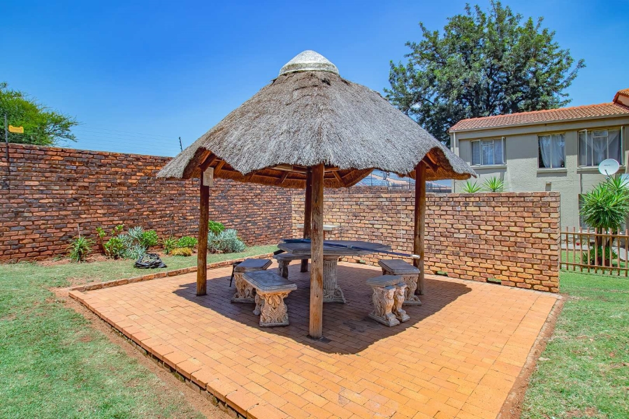 1 Bedroom Property for Sale in Die Hoewes Gauteng