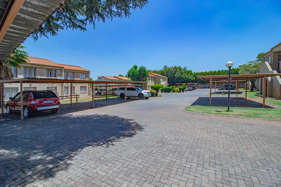 1 Bedroom Property for Sale in Die Hoewes Gauteng