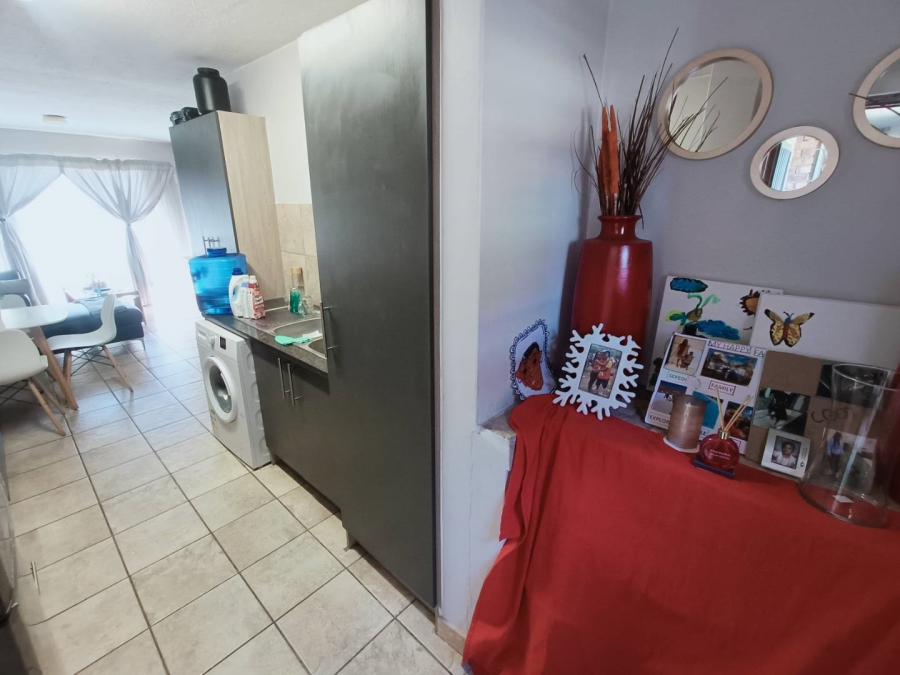 2 Bedroom Property for Sale in Rooihuiskraal Gauteng