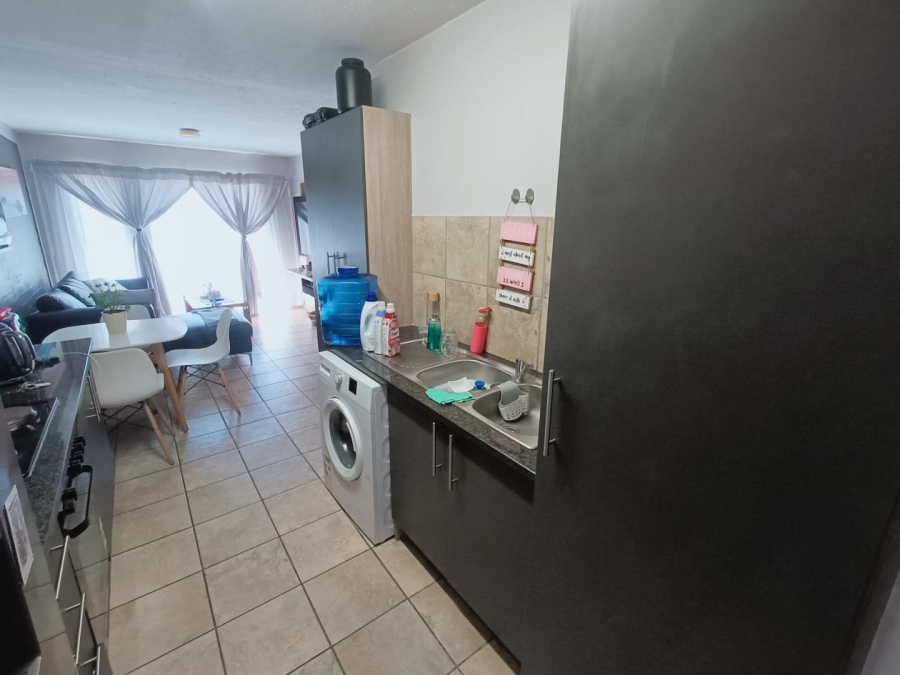 2 Bedroom Property for Sale in Rooihuiskraal Gauteng