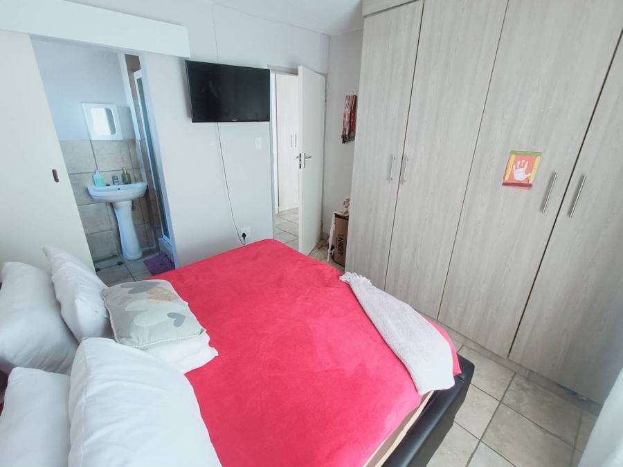 2 Bedroom Property for Sale in Rooihuiskraal Gauteng