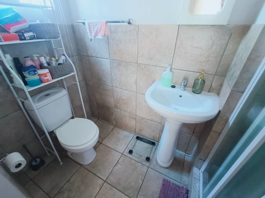 2 Bedroom Property for Sale in Rooihuiskraal Gauteng
