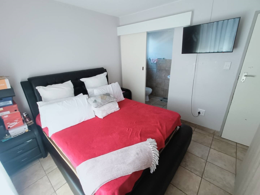 2 Bedroom Property for Sale in Rooihuiskraal Gauteng