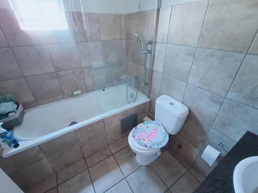 2 Bedroom Property for Sale in Rooihuiskraal Gauteng