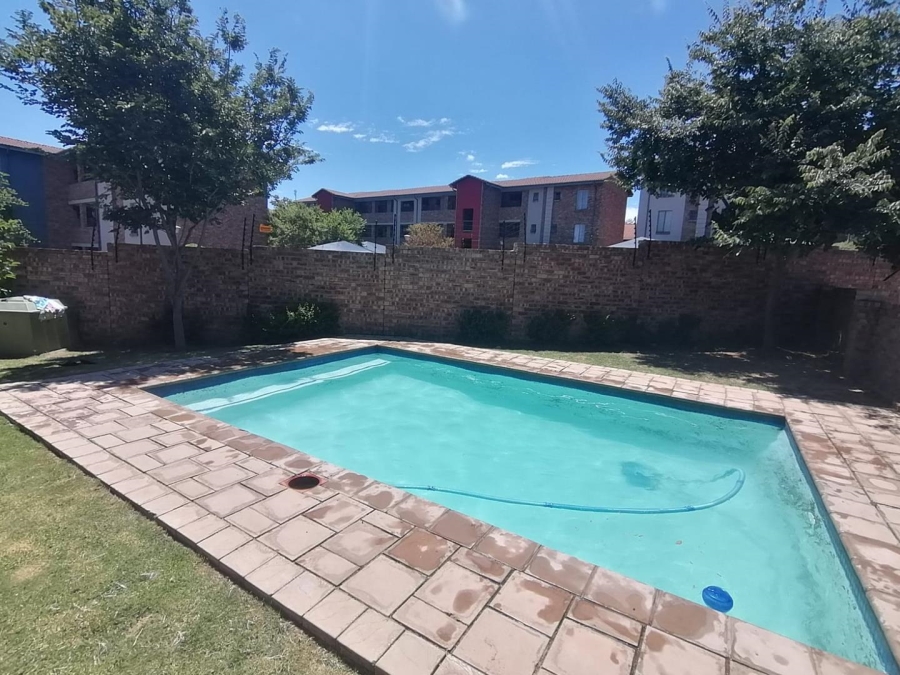 2 Bedroom Property for Sale in Rooihuiskraal Gauteng