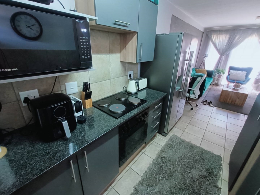 2 Bedroom Property for Sale in Rooihuiskraal Gauteng
