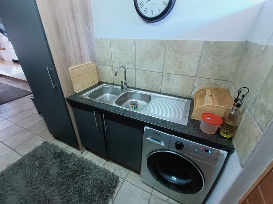 2 Bedroom Property for Sale in Rooihuiskraal Gauteng