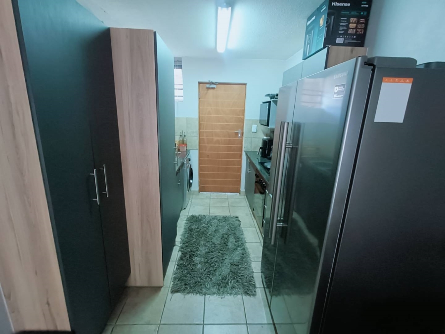 2 Bedroom Property for Sale in Rooihuiskraal Gauteng