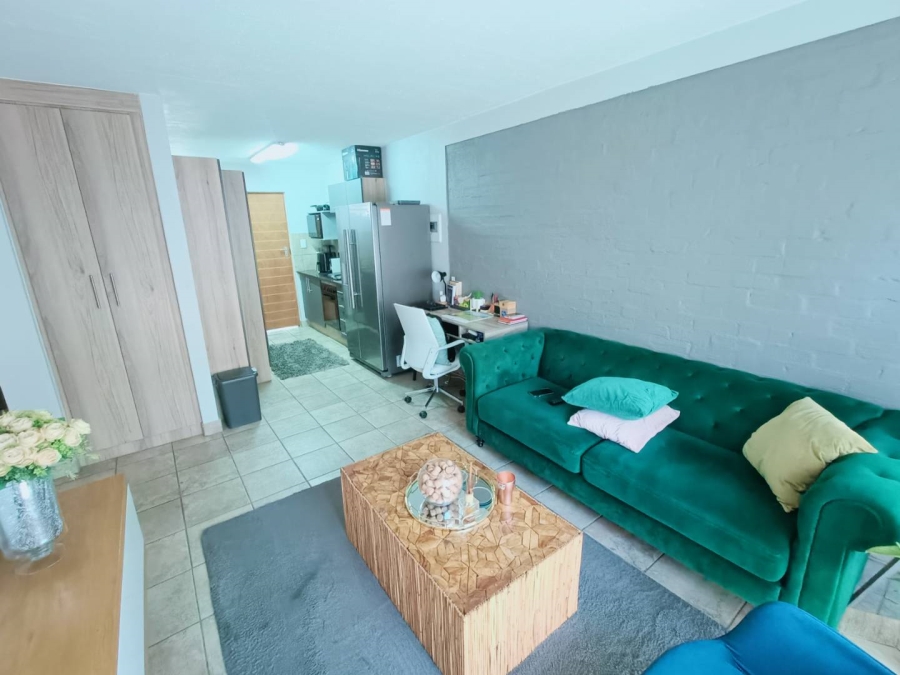 2 Bedroom Property for Sale in Rooihuiskraal Gauteng