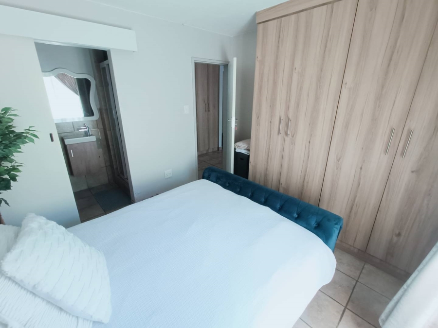 2 Bedroom Property for Sale in Rooihuiskraal Gauteng