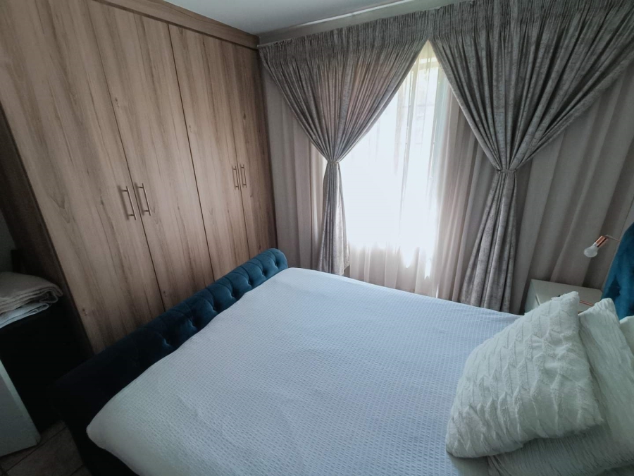 2 Bedroom Property for Sale in Rooihuiskraal Gauteng