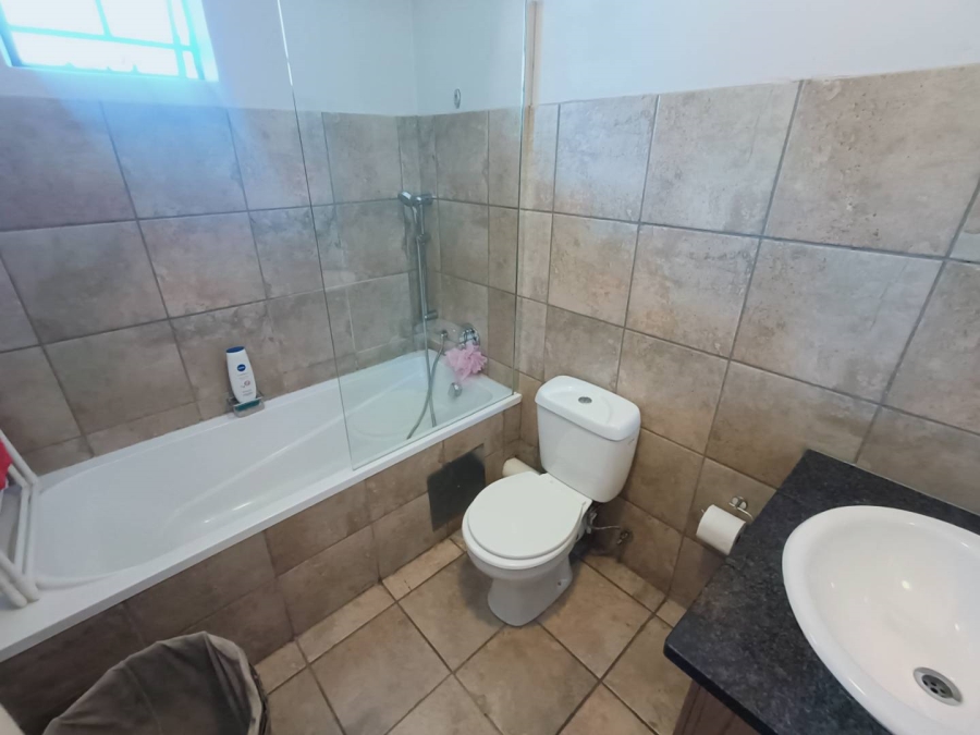 2 Bedroom Property for Sale in Rooihuiskraal Gauteng