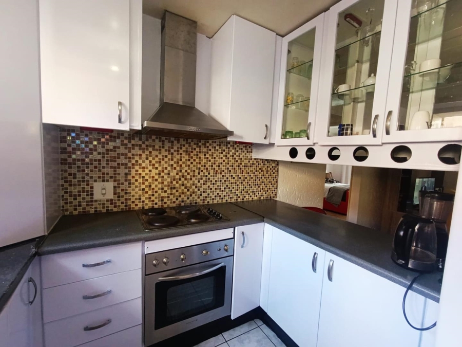 2 Bedroom Property for Sale in Mondeor Gauteng