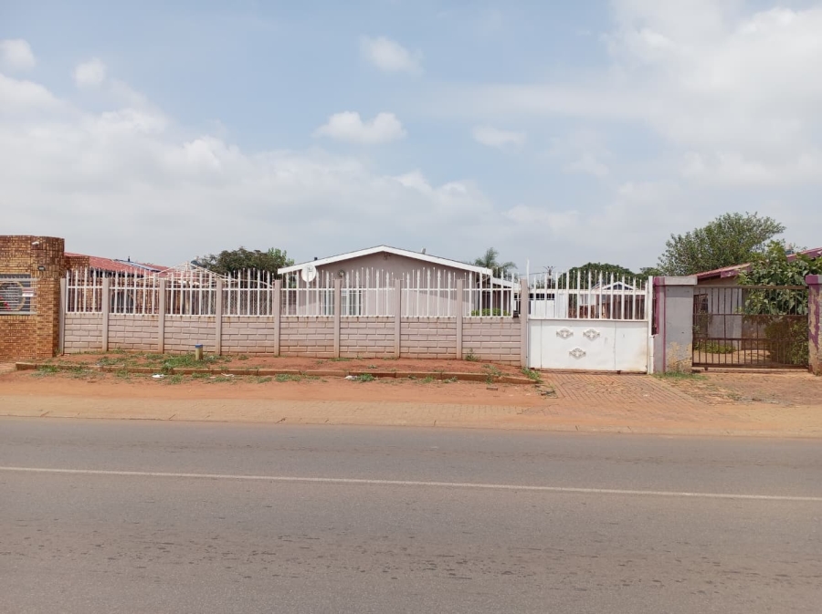 4 Bedroom Property for Sale in Lenasia Ext 11 Gauteng