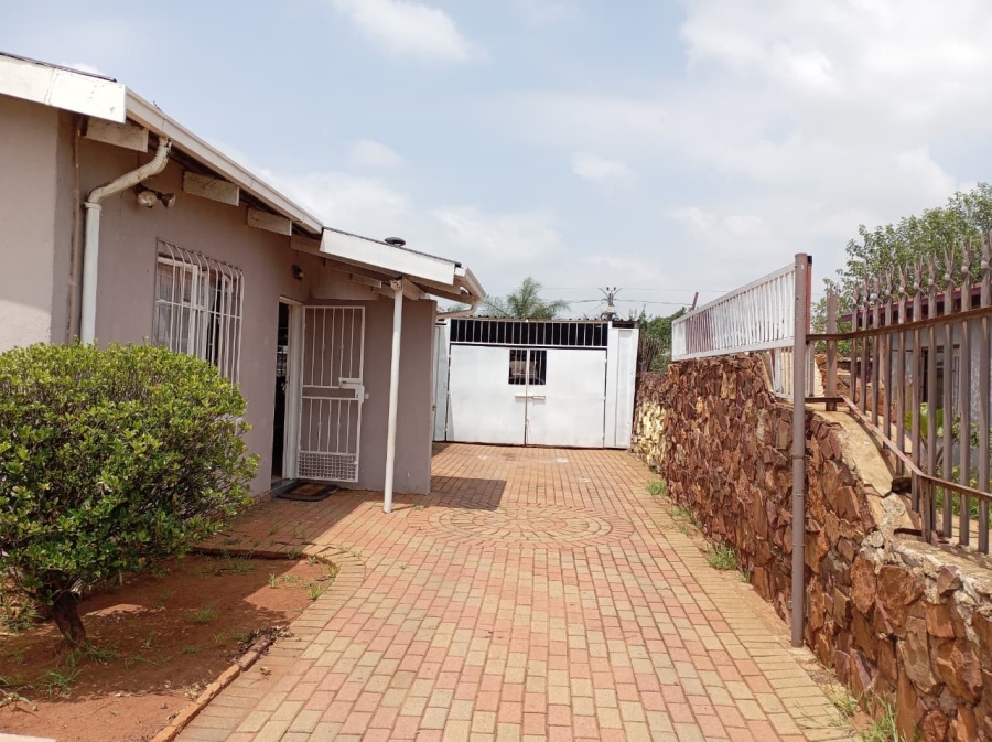 4 Bedroom Property for Sale in Lenasia Ext 11 Gauteng