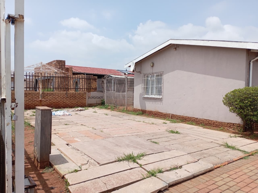 4 Bedroom Property for Sale in Lenasia Ext 11 Gauteng