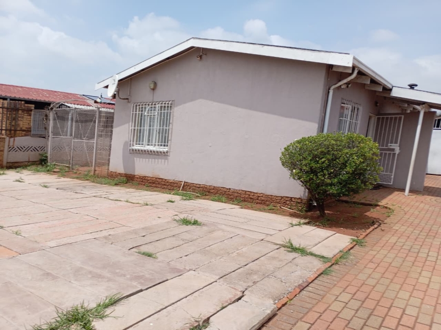 4 Bedroom Property for Sale in Lenasia Ext 11 Gauteng
