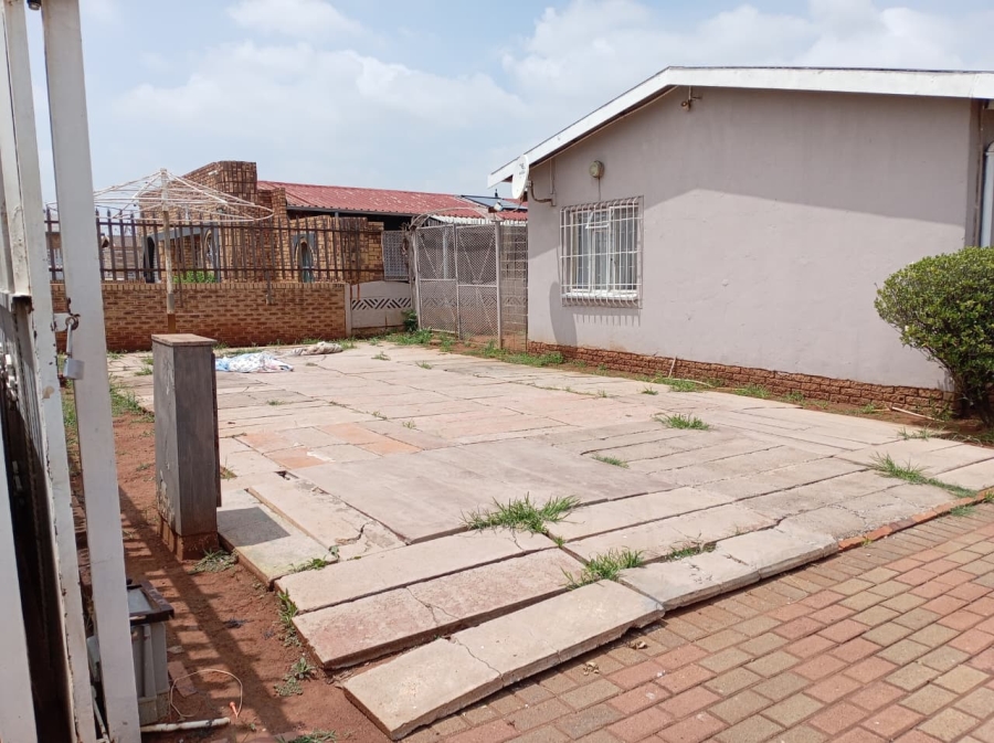 4 Bedroom Property for Sale in Lenasia Ext 11 Gauteng