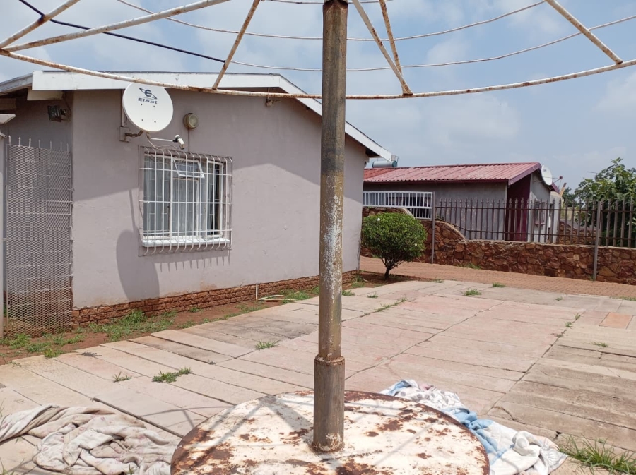 4 Bedroom Property for Sale in Lenasia Ext 11 Gauteng