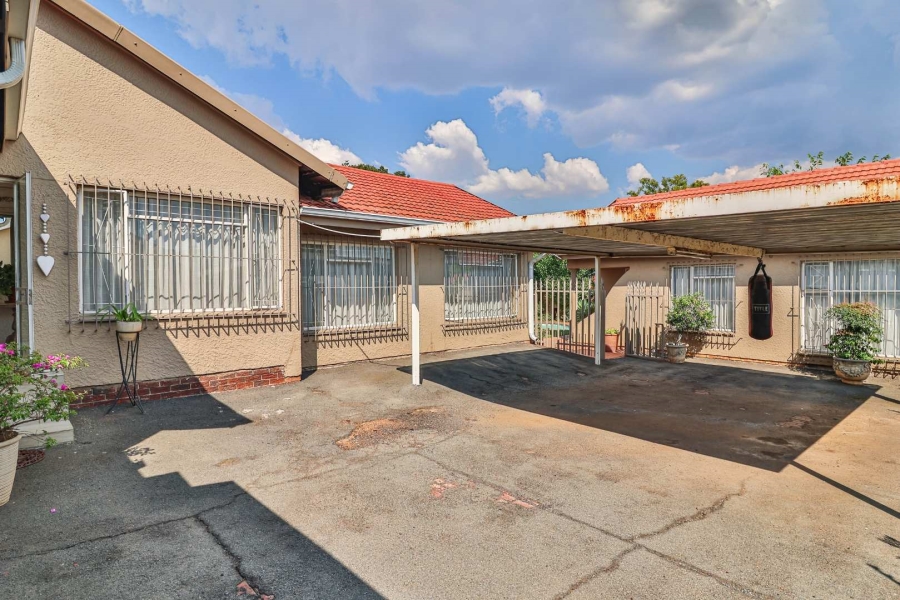 5 Bedroom Property for Sale in Brackendowns Gauteng