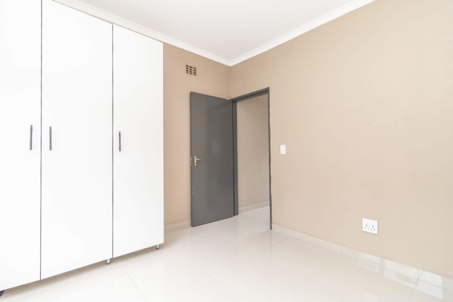 To Let 1 Bedroom Property for Rent in Hurlingham Manor Gauteng