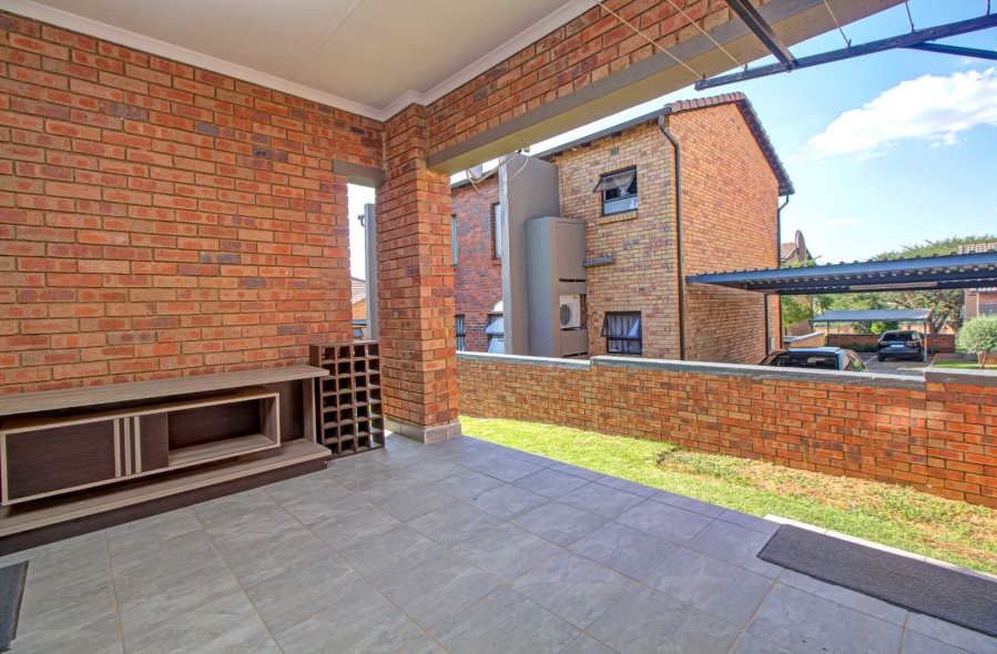 2 Bedroom Property for Sale in Wilgeheuwel Gauteng