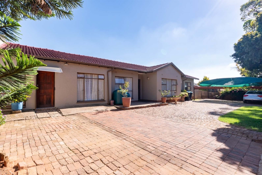 5 Bedroom Property for Sale in Birch Acres Gauteng