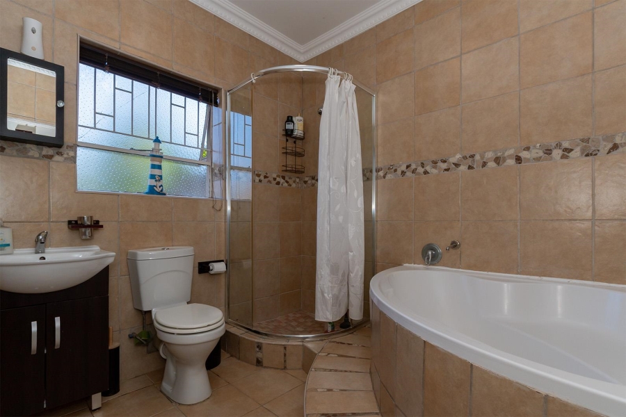 5 Bedroom Property for Sale in Birch Acres Gauteng