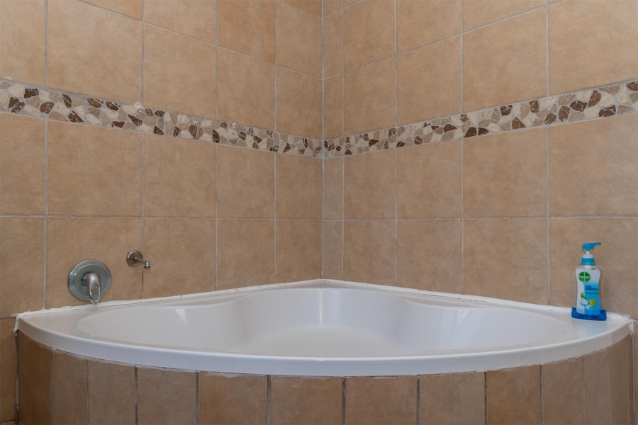 5 Bedroom Property for Sale in Birch Acres Gauteng