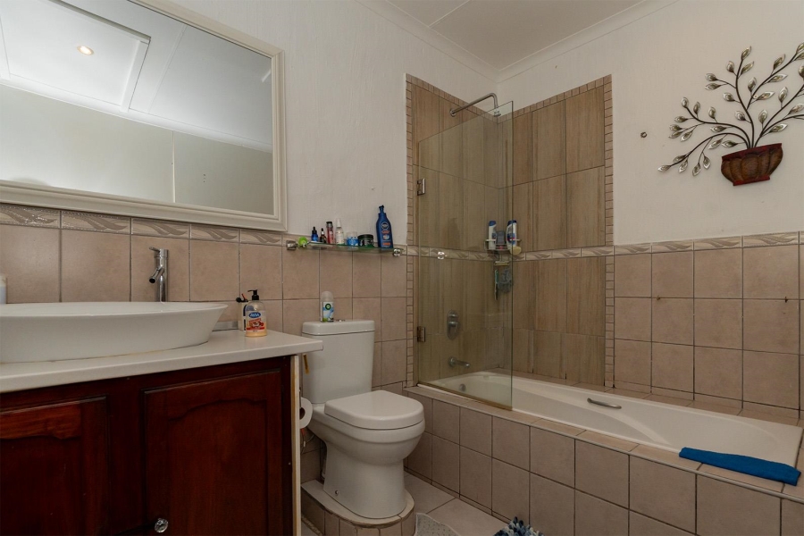 5 Bedroom Property for Sale in Birch Acres Gauteng