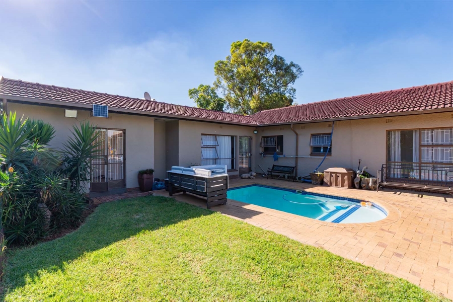 5 Bedroom Property for Sale in Birch Acres Gauteng