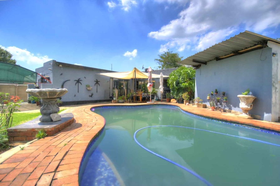6 Bedroom Property for Sale in Raceview Gauteng
