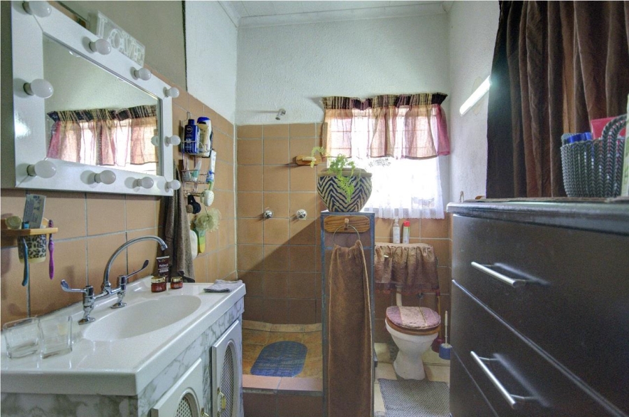 6 Bedroom Property for Sale in Raceview Gauteng