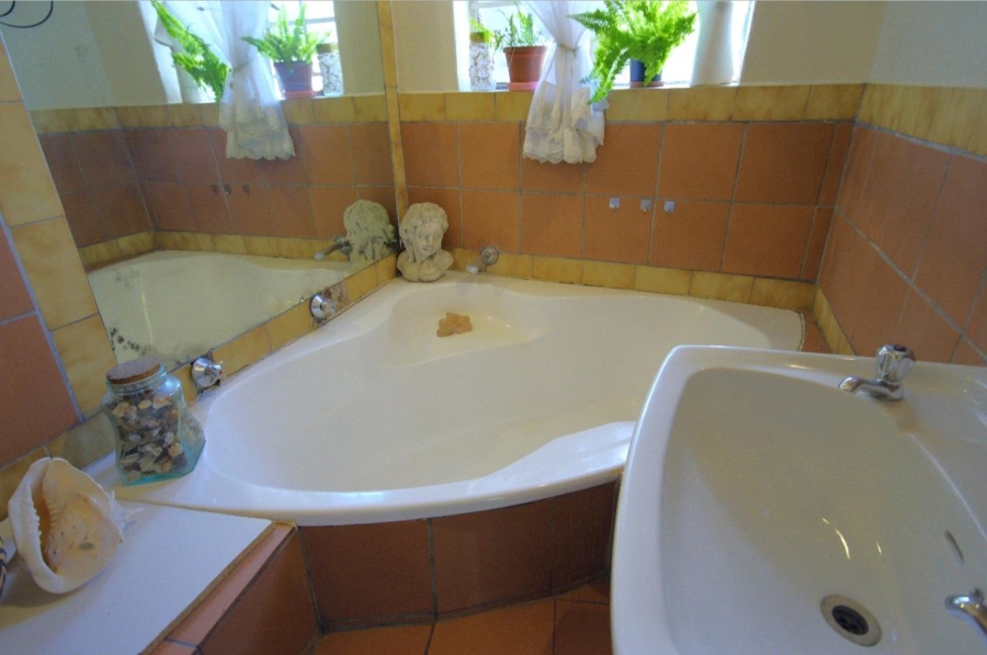 6 Bedroom Property for Sale in Raceview Gauteng