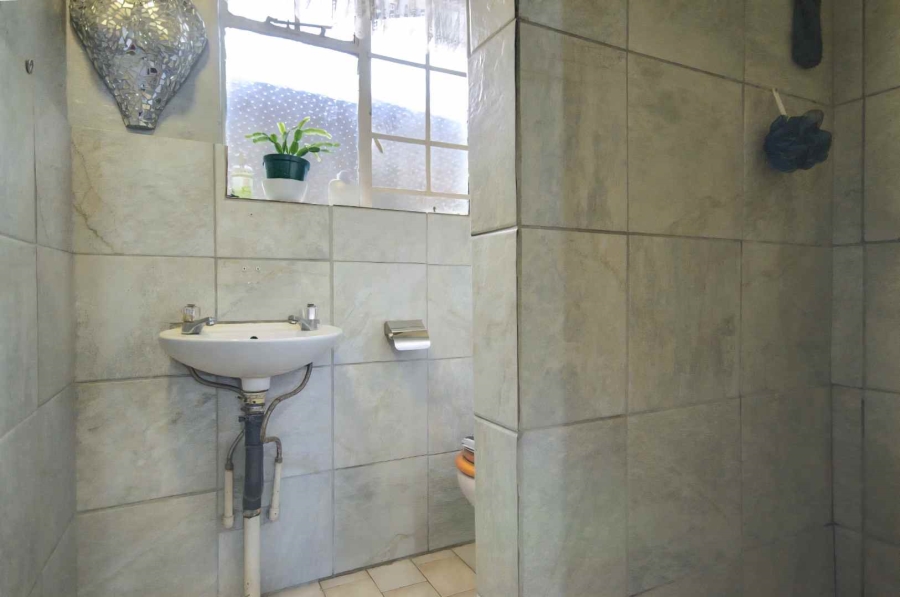 6 Bedroom Property for Sale in Raceview Gauteng