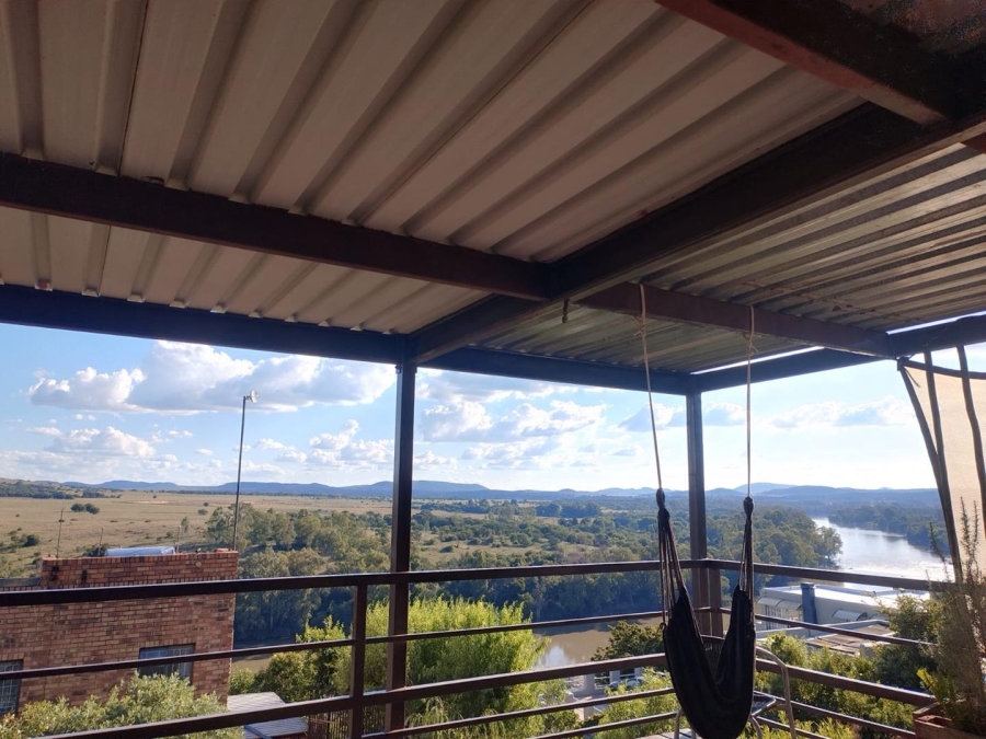 3 Bedroom Property for Sale in Vaaloewer Gauteng