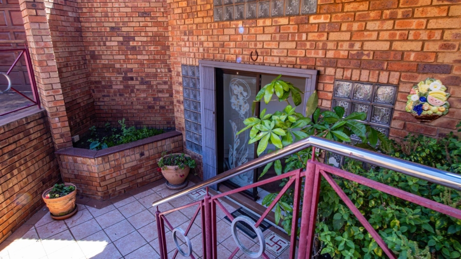5 Bedroom Property for Sale in Glenvista Gauteng