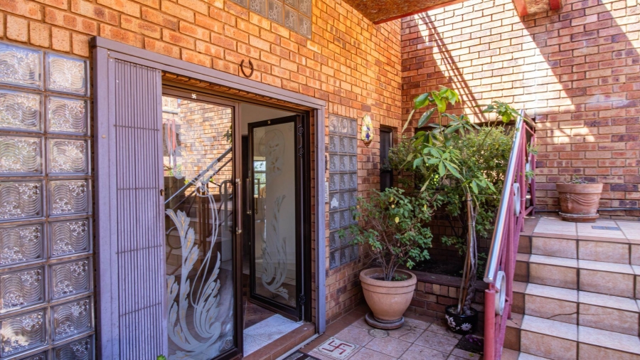 5 Bedroom Property for Sale in Glenvista Gauteng