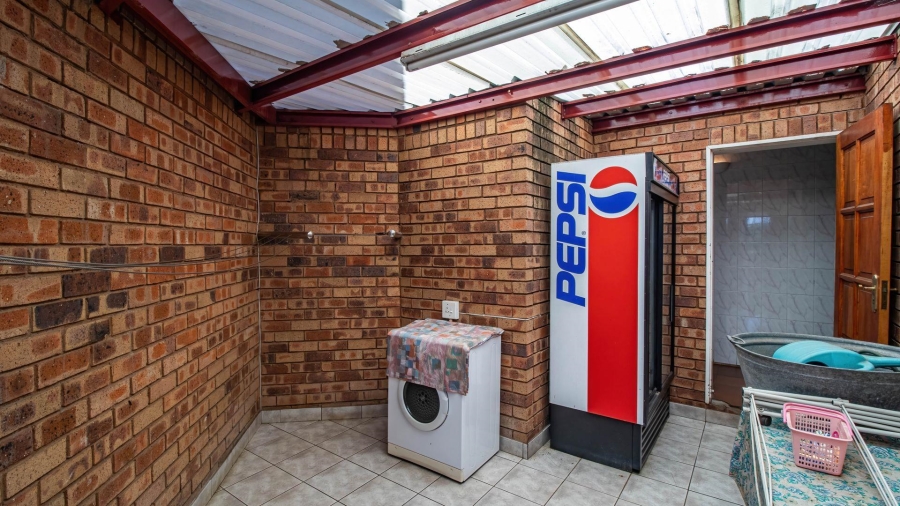 5 Bedroom Property for Sale in Glenvista Gauteng