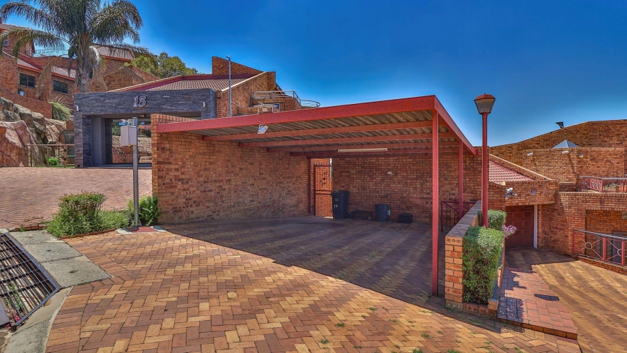 5 Bedroom Property for Sale in Glenvista Gauteng