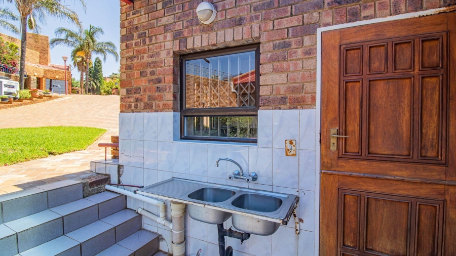 5 Bedroom Property for Sale in Glenvista Gauteng
