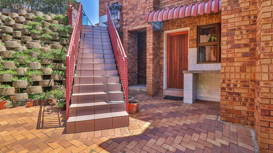 5 Bedroom Property for Sale in Glenvista Gauteng